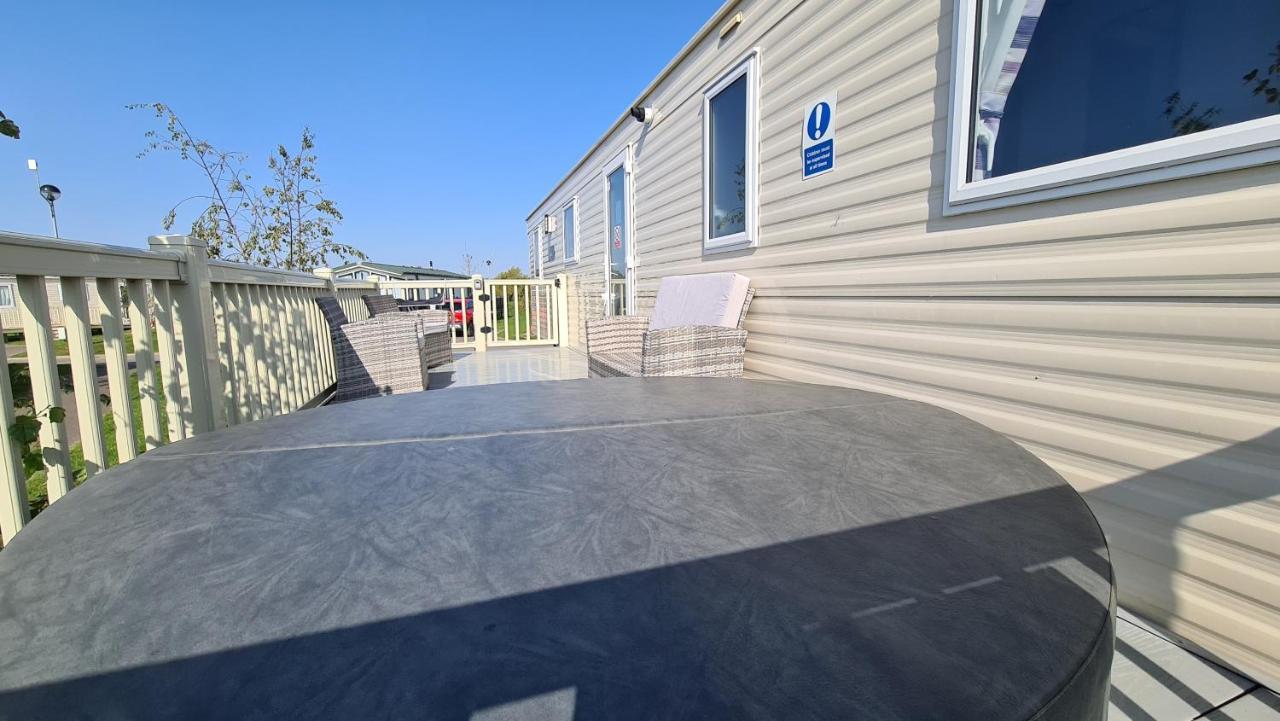 Luxury 2019 8 Berth Caravan With Hot Tub @ Tattershall Lakes Eksteriør billede