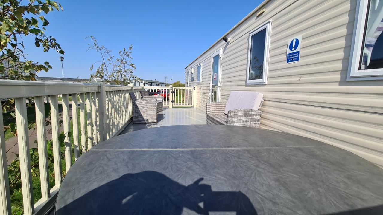 Luxury 2019 8 Berth Caravan With Hot Tub @ Tattershall Lakes Eksteriør billede