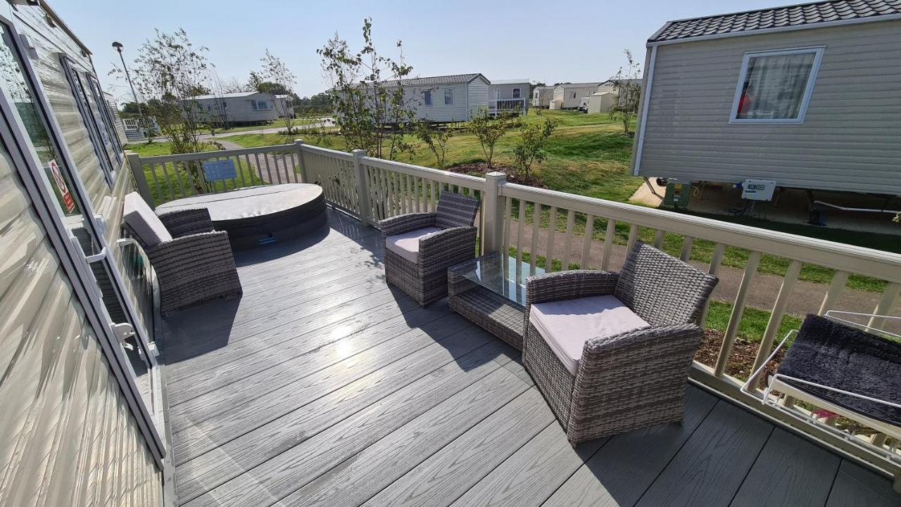 Luxury 2019 8 Berth Caravan With Hot Tub @ Tattershall Lakes Eksteriør billede