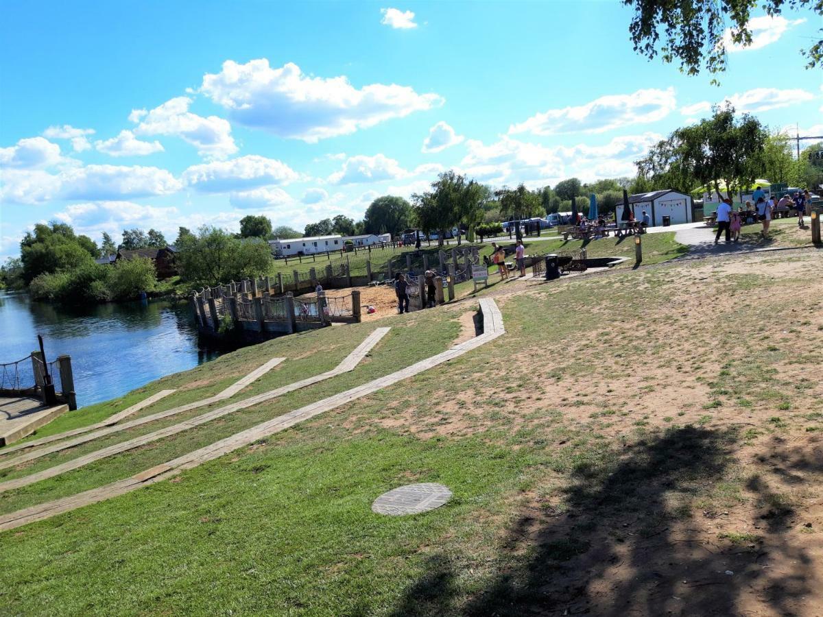 Luxury 2019 8 Berth Caravan With Hot Tub @ Tattershall Lakes Eksteriør billede