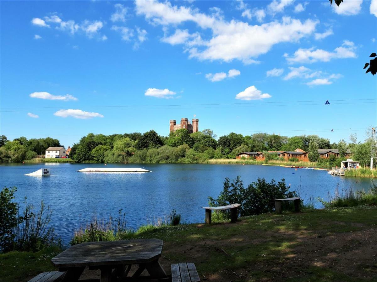 Luxury 2019 8 Berth Caravan With Hot Tub @ Tattershall Lakes Eksteriør billede